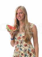 Junge Frau trinkt aus Melone