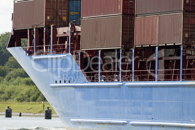 Bug eines Containerschiffs auf dem Nord-Ostsee-Kanal in Kiel, De