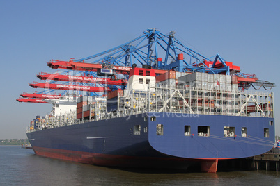 Containerschiff am Containerterminal