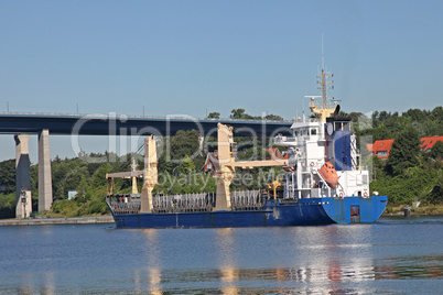 Frachtschiff mit Kränen