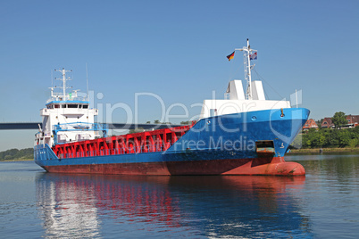 Frachtschiff auf dem Kiel Kanal