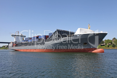 Feederschiff auf dem Kiel Kanal