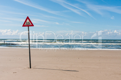 Warnschild an der Nordsee, danger label at the North Sea