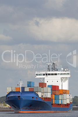 Containerschiff auf dem Nord-Ostsee-Kanal in Kiel