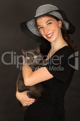 Die junge Frau hält ihre Katze in den Armen