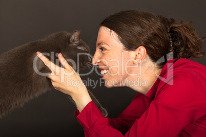 Die junge Frau kuschelt mit ihrer Katze