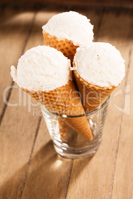 drei vanille eiscreme waffeln stehend in einem glass