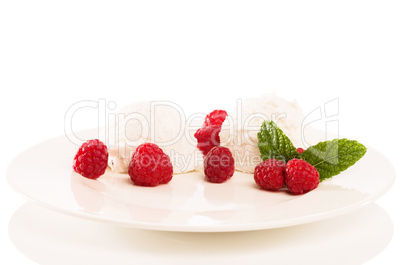 vanilleeis mit himbeeren