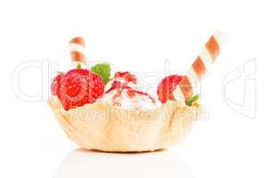 vanille eiscreme mit erdbeeren in einer waffel schale