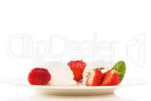 vanilleeis mit erdbeeren