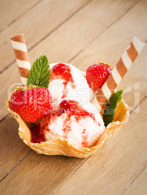 vanille eiscreme mit erdbeeren in waffel schale