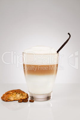latte macchiato mit vanille und keks