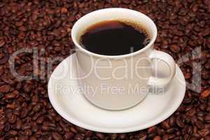 Tasse Kaffee und Kaffebohnen