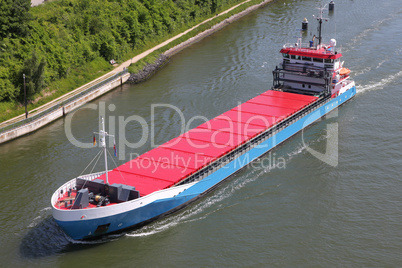 Frachtschiff auf dem Kiel Kanal