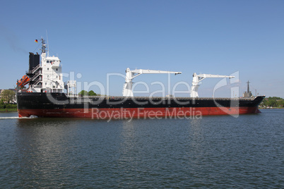 Frachtschiff mit Kränen auf dem Kiel Kanal