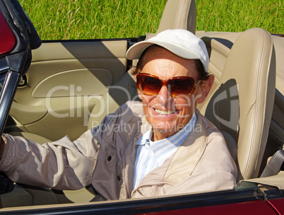 Senior beim Cabrio Fahren