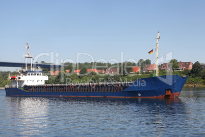 Frachtschiff auf dem Kiel Kanal