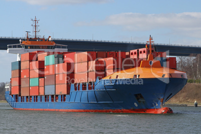 beladenes Containerschiff auf dem Kiel Kanal
