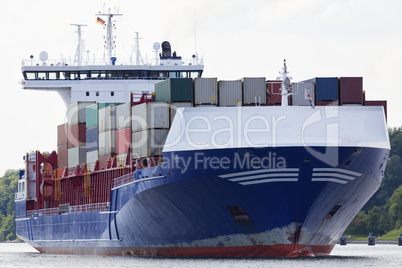 Containerschiff auf dem Nord-Ostsee-Kanal in Kiel, Deutschland