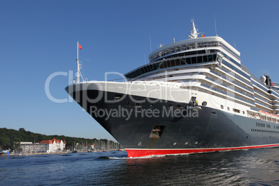 Kreuzfahrtschiff in der Kieler Förde