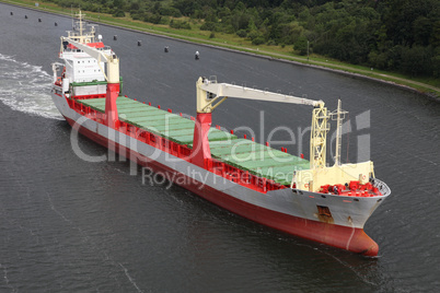 Frachtschiff mit Kränen auf dem Kiel Kanal