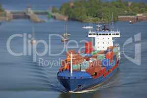 Containerschiff auf dem Nord-Ostsee-Kanal in Kiel, Deutschland