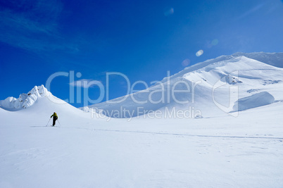 Einsamer Skitourengeher auf Gletscher