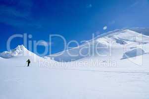 Einsamer Skitourengeher auf Gletscher