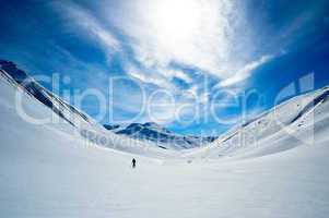Einsamer Skitourengeher in einem Talschluss von Kanada