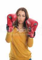 Brünette Frau mit Boxhandschuhen