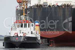 Tanker und Schlepper auf dem Nord-Ostsee-Kanal in Kiel, Deutschl