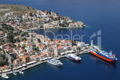 Blick auf den malerischen Hafen von Symi