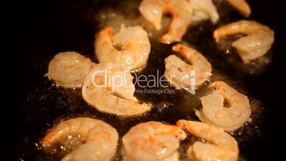 Fried king prawns in iron pan