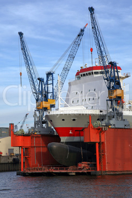 Frachtschiff in einem Dock