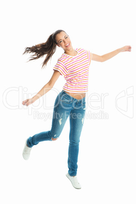 Frau mit brünetten Haaren tanzt