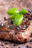 Gegrilltes Steak mit Basilikum, Pfeffer und Salz