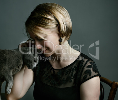 Frau und Katze