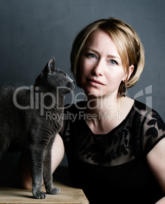 Frau und Katze