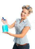 Blonde Hausfrau mit Sprühflasche