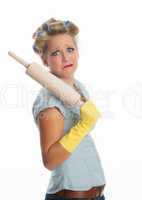 Blonde Hausfrau mit Nudelholz