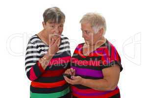 Zwei Seniorinnen mit Handy