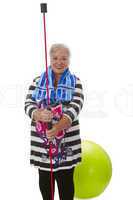 Seniorin mit Schwingstab und Gymnastikball