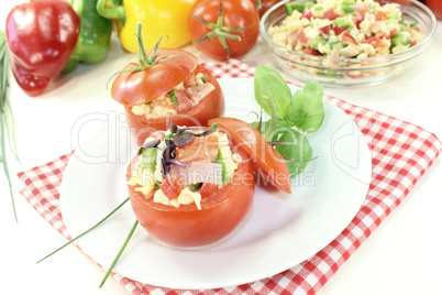 gefüllte Tomaten mit Nudelsalat