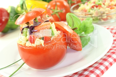 gefüllte Tomaten mit Nudelsalat und Kresse