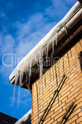 Eiszapfen am Dach