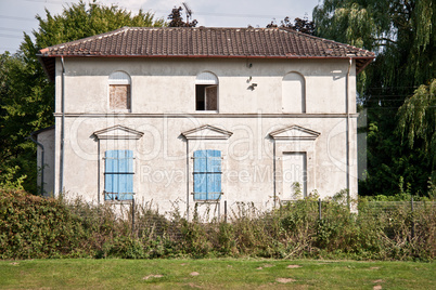 Altes Haus mit Fensterläden