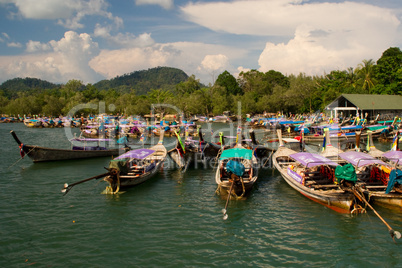 long tail boat, longtailboat, Anleger, longtailboot, Hafen, Kai, Pier, Boot, boote, Krabi, Thailand, Motorboot, Motorboote, Asien, typisch, phuket, Wasser, Hafenbecken, Transportmittel, insel, thai, tradition, ao nang, südostasien, Holzboot,