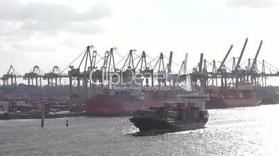 Containerschiff und Hafenkräne