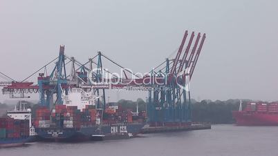 Containerschiff und Ladekräne