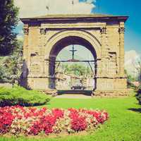 retro look arch of august aosta